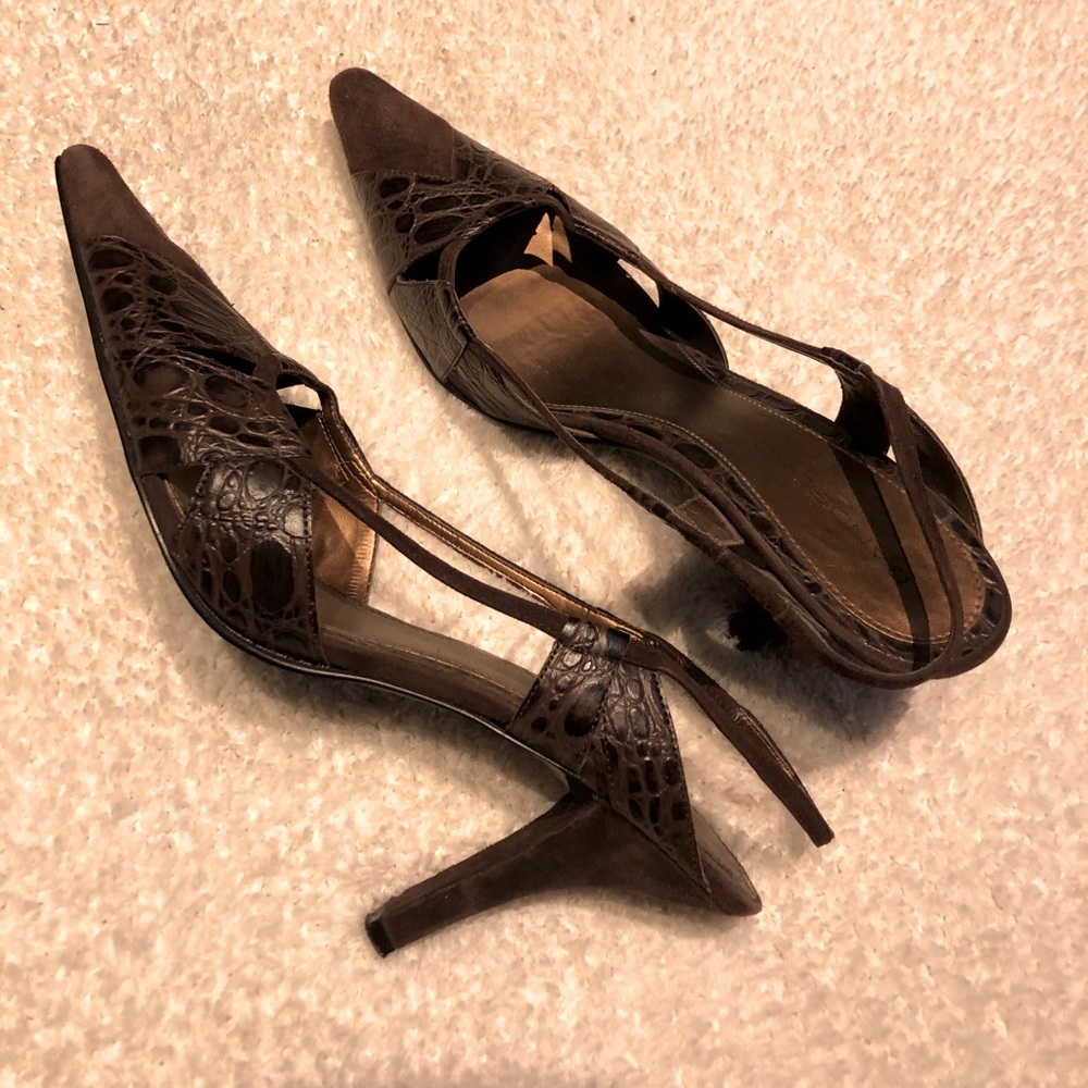 Sling back pointed toe pump